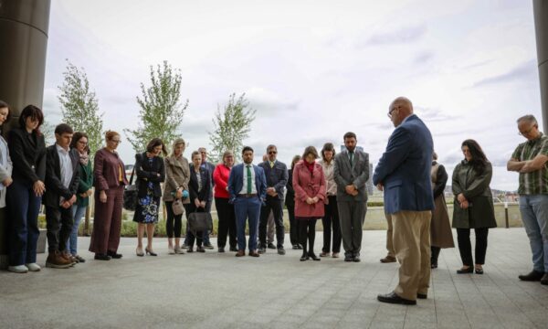 Hovenier me stafin e Ambasadës, një minutë heshtje për kolegët që ranë gjatë shërbimit jashtë vendit