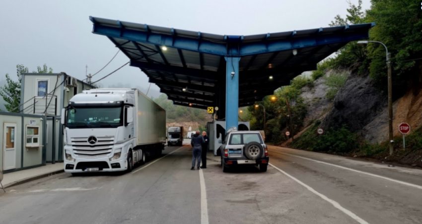 Ndalohen dy persona me pasaportë ruse në Jarinje, dyshohet se erdhën nga rrugët ilegale