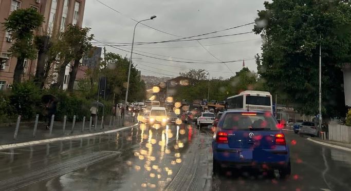 Policia apelon për kujdes në trafik pas reshjeve të shiut