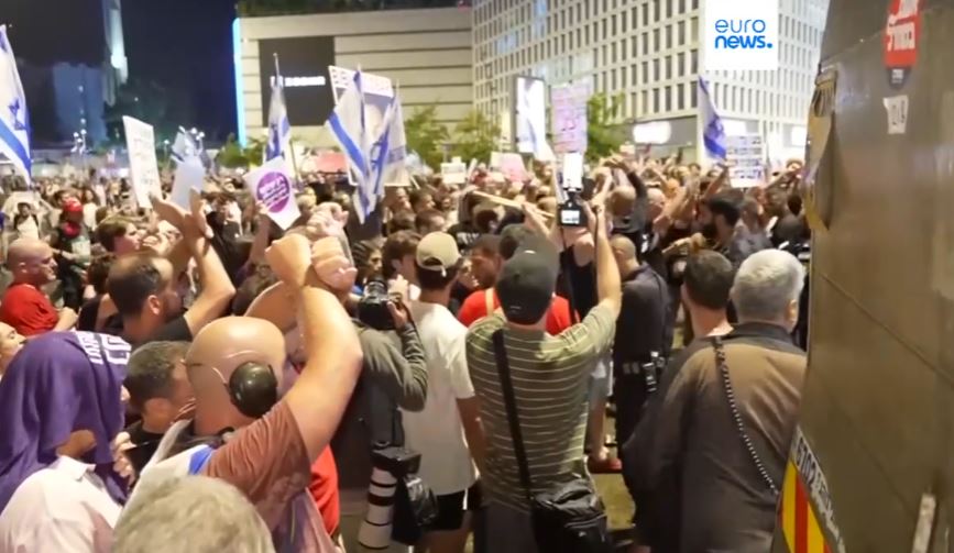 Tel Aviv: Policia largon protestën antiqeveritare nga pjesa kryesore e trafikut në qytet