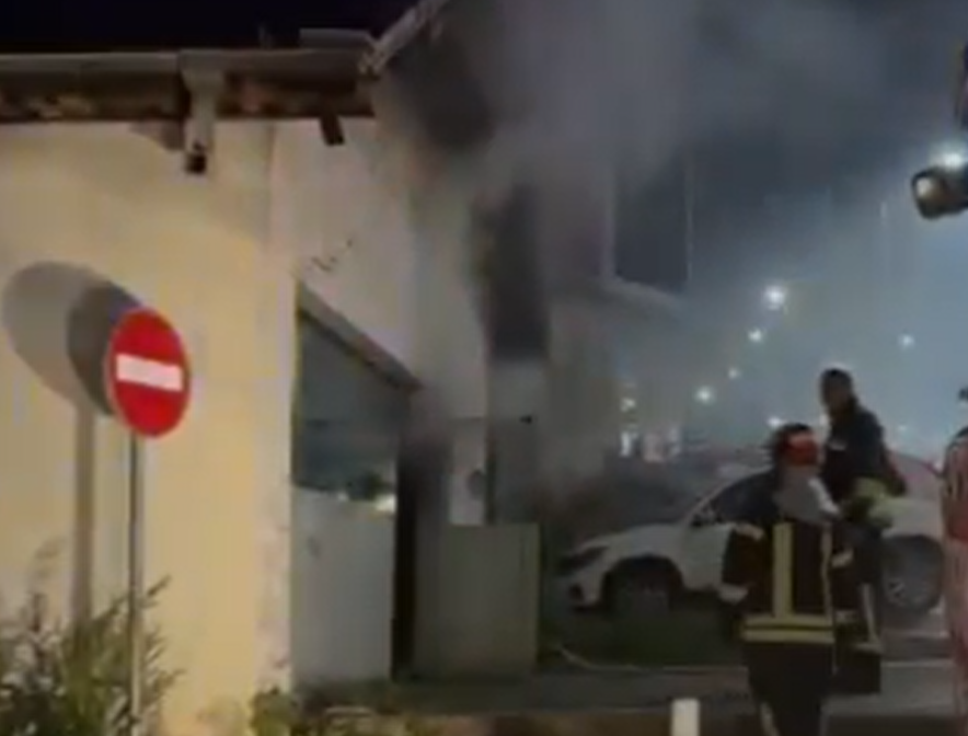 Zjarr në një objekt në Prishtinë, zjarrfikësit në vendin e ngjarjes