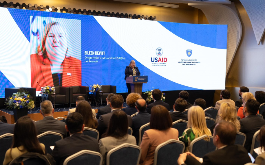 Kosova për herë të parë mori vlerësim kreditor, shefja e USAID-it e quan moment historik