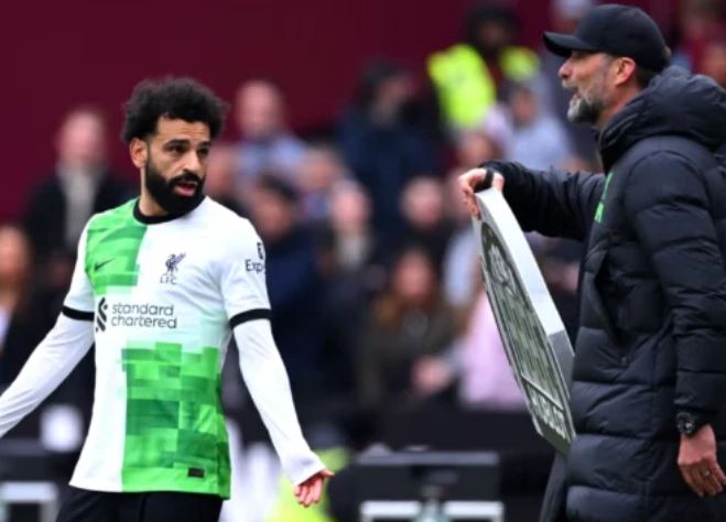 Salah thyen heshtjen në rrjetet sociale pas përplasjes me Jurgen Klopp