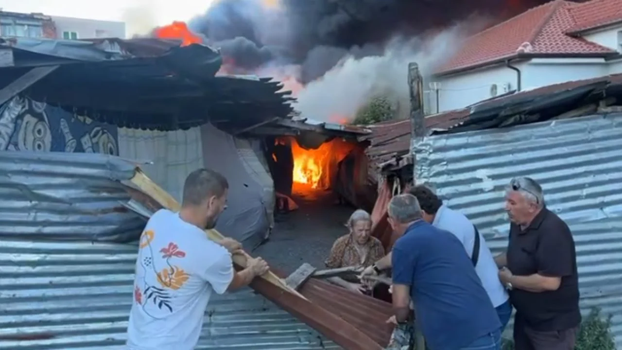 Shkodër: Flakët ua marrin shtëpitë, banorët tentojnë të shpëtojnë njëri-tjetrin