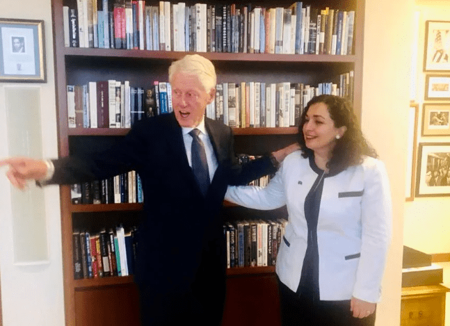 Presidentja Osmani falënderon ish-presidentin Clinton, në 25-vjetorin e çlirimit të Kosovës