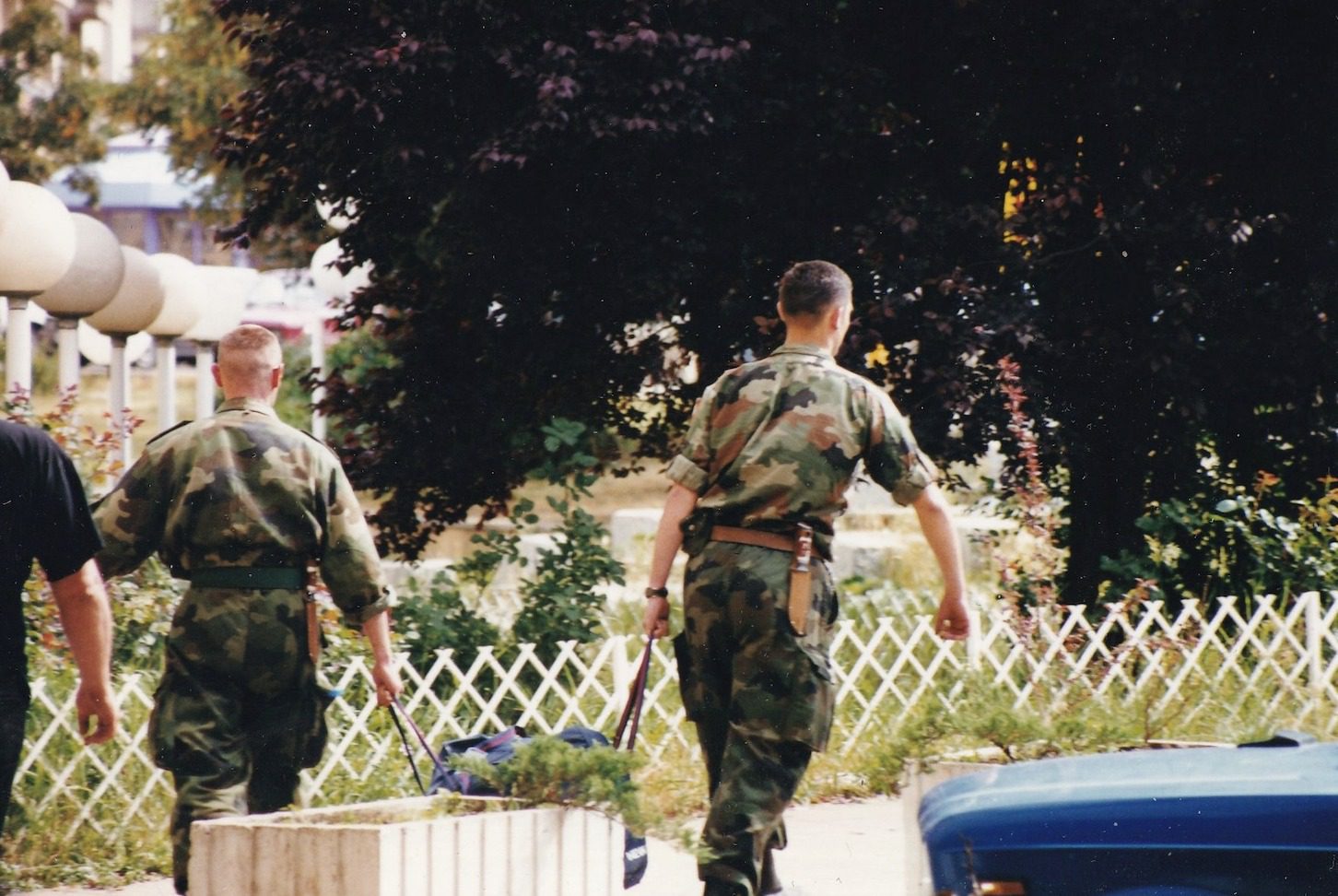 Momenti kur ushtarët serbë ikin nga Prishtina, publikohen fotografi të shkrepura ditën e çlirimit të Kosovës