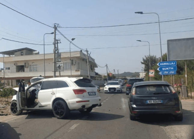 Përplasen dy vetura në Shqipëri, vdes një 16-vjeçar, lëndohet rëndë një 20-vjeçar