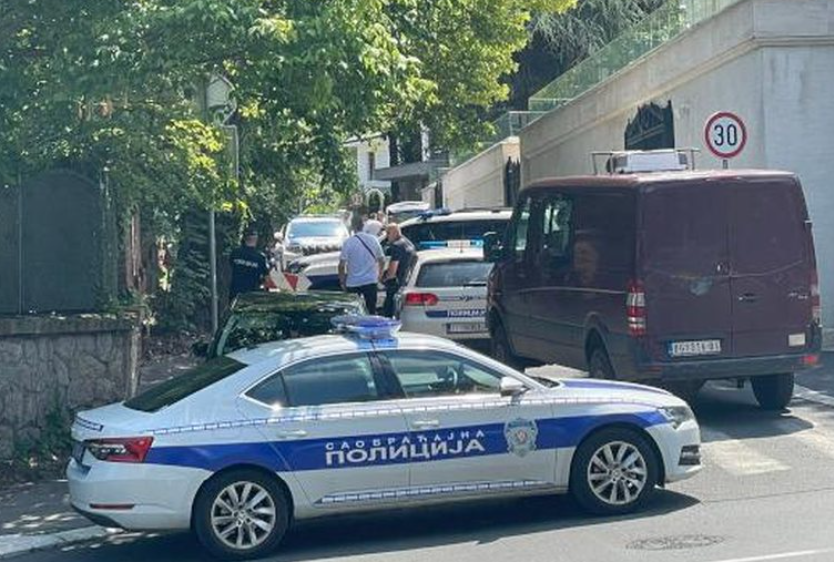 Sulmohet ambasada izraelite në Serbi, vritet 1 person