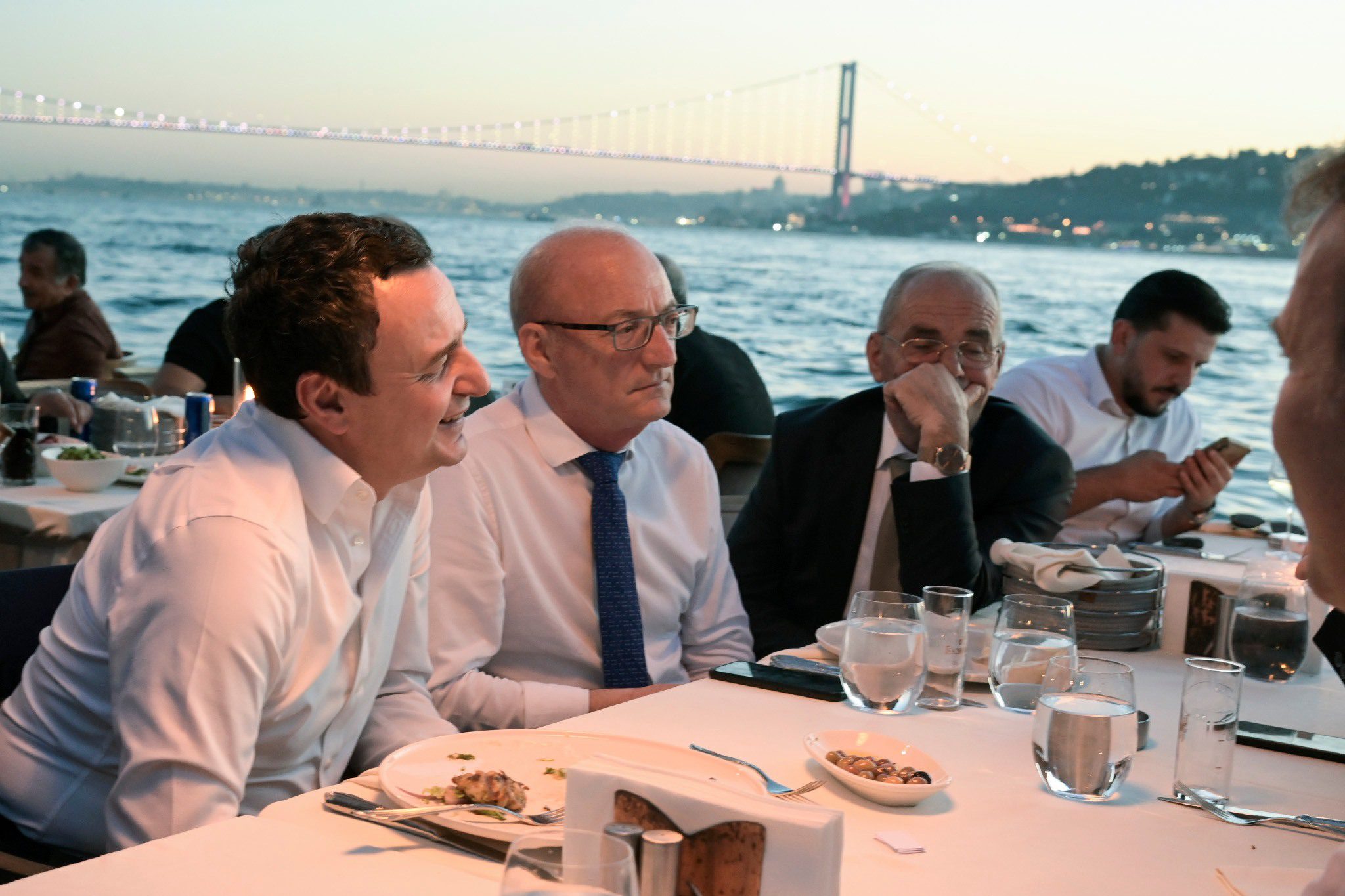 Kurti takon mërgimtarët në Stamboll: Ata janë përfaqësimi i shtetit dhe popullit tonë në Turqi