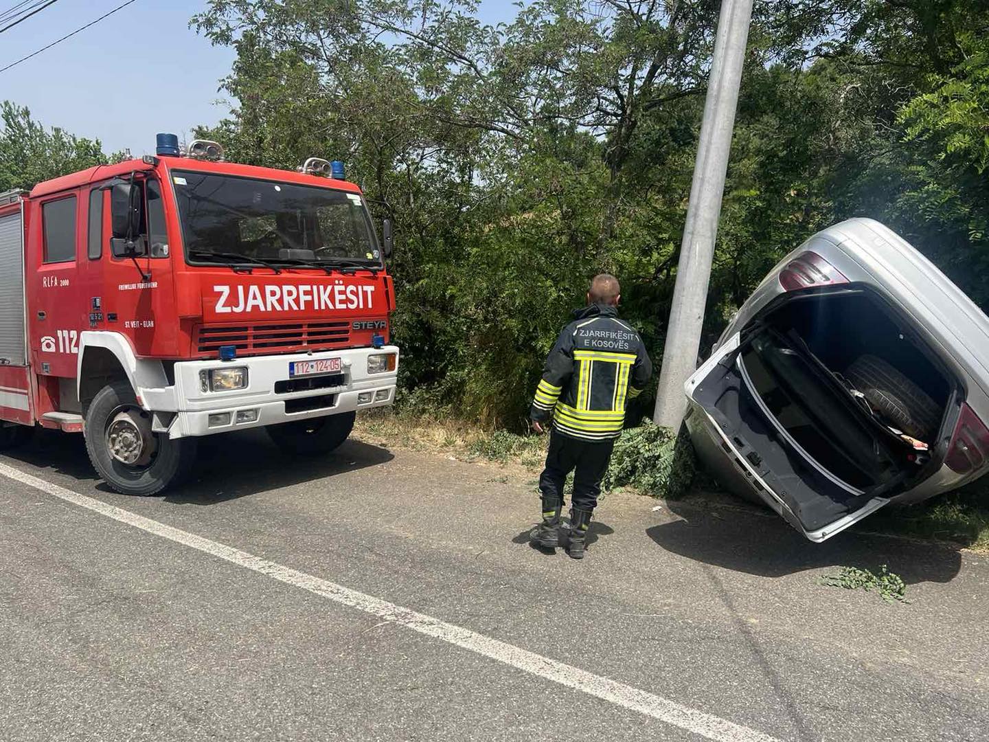 Rrokulliset një veturë në fshatin Budakovë të Suharekës, zjarrfikësit shpëtojnë dy persona