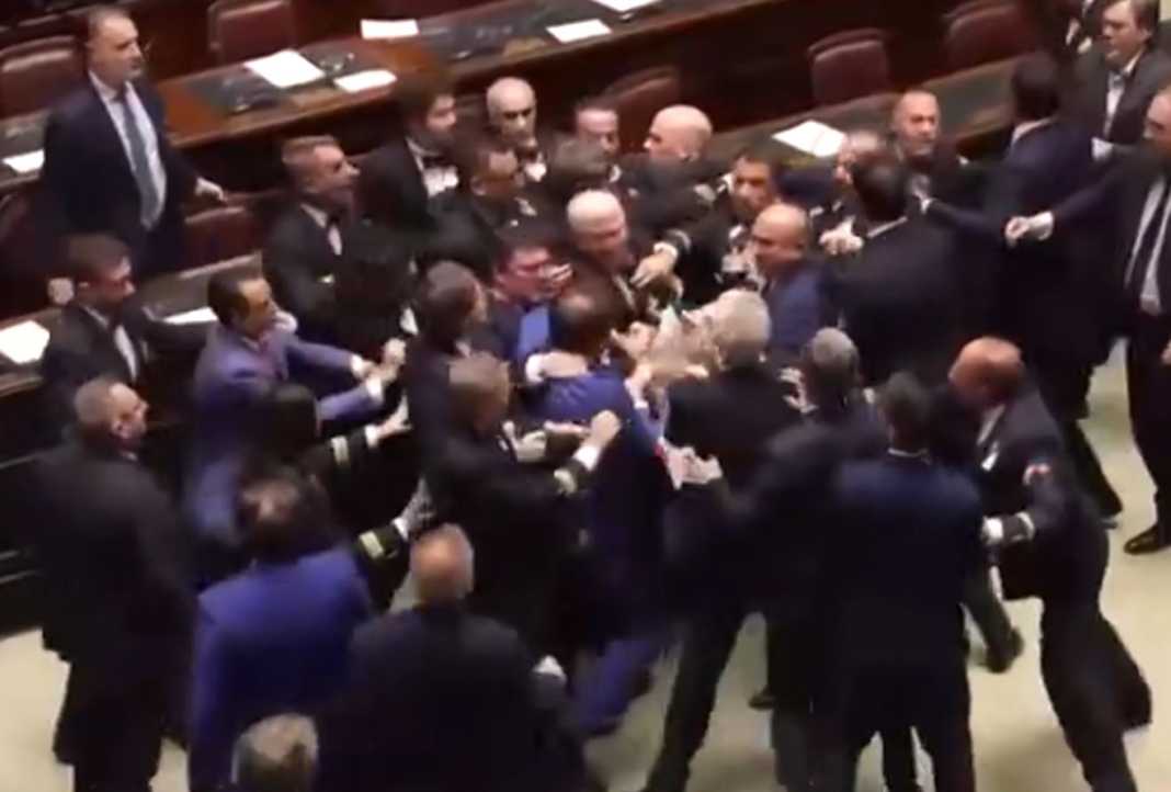 ‘Boks’ në Parlamentin italian, deputetët përleshen për ligjin e kontestuar