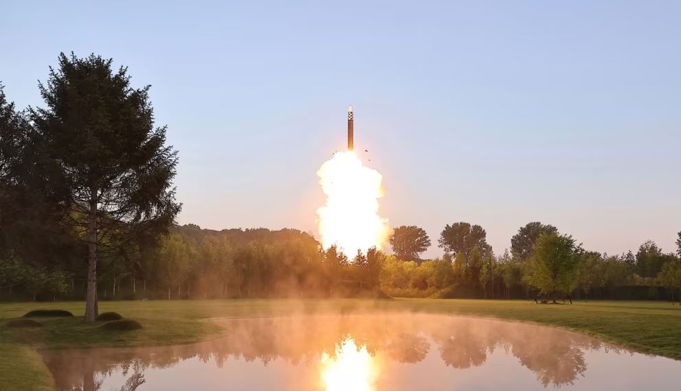 Koreja e Veriut pretendon se ka testuar suksesshëm një raketë me koka bërthamore