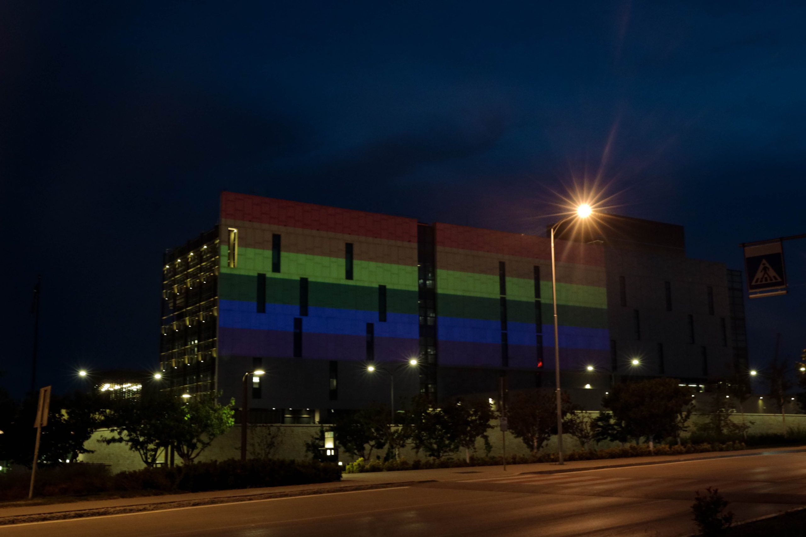 Ambasada amerikane ndriçohet me flamurin e LGBTQI+