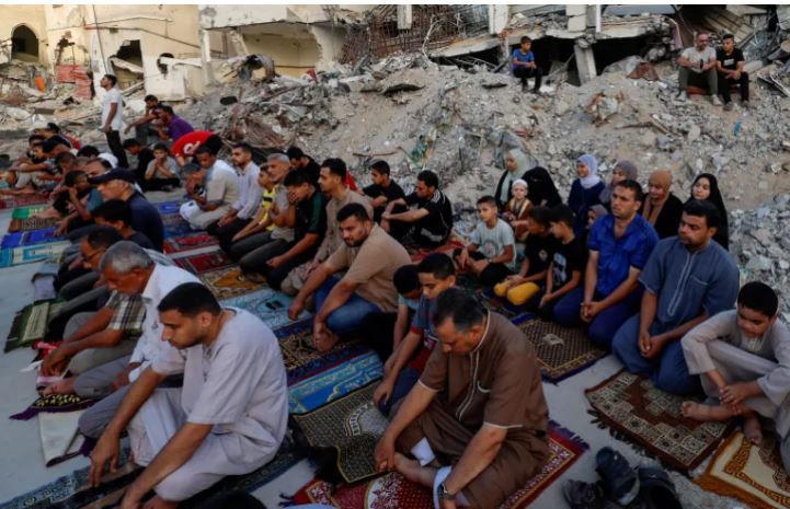 Palestinezët namazin e Kurban Bajramit e falin të rrethuar nga rrënojat