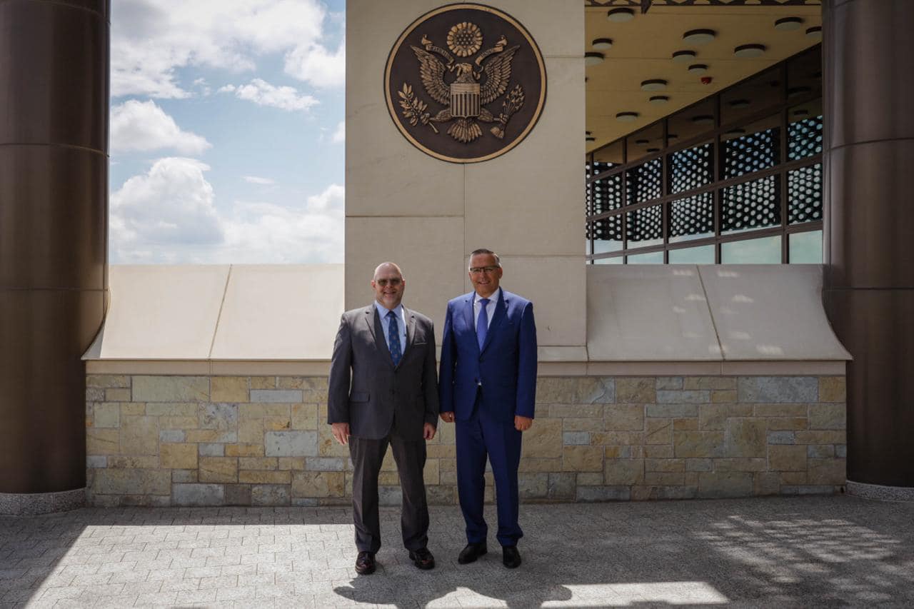 Hamza takohet me ambasadorin amerikan, flasin për rritjen e bashkëpunimit me qeverinë e ShBA-së