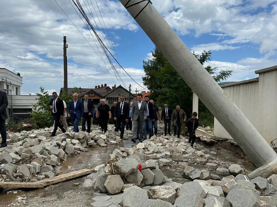 Vërshimet në Dragash, kryeministri Kurti viziton komunën
