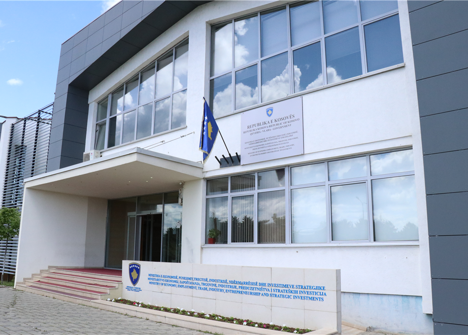 Puntorët nga komuniteti serb vazhdojnë të paguhen nga ministria e tregtisë pa dalë fare në punë