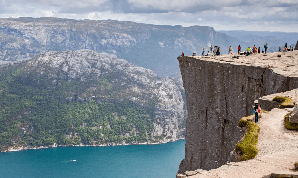Një burrë vdes pasi bie nga shkëmbi i lartë në Norvegji