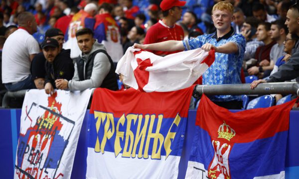 Tifozët serb provokojnë sërish, shfaqet harta e Kosovës në flamurin e Serbisë
