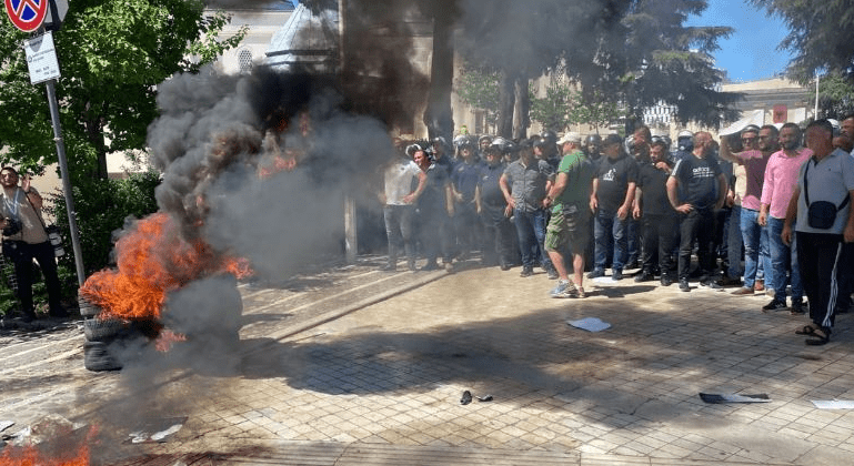 Kuvendi i Shqipërisë nis me tensione, jashtë protestuesit sulmojnë policinë