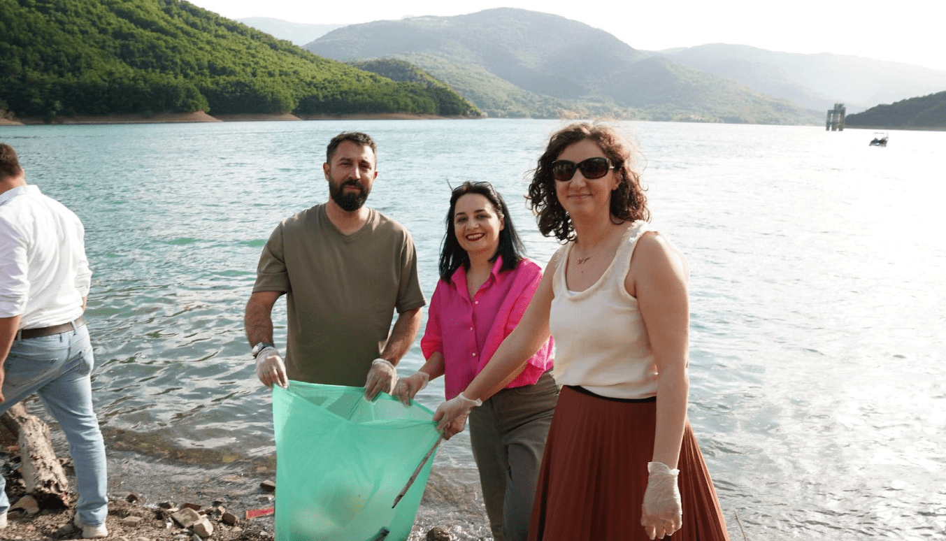 Deputetë e ministra të LVV-së dalin për ta pastruar Liqenin e Ujmanit