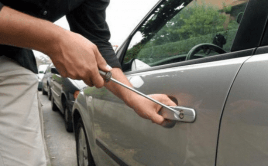 Podujevë, një person hyn me forcë në një veturë për të vjedhur trotinetin elektrik