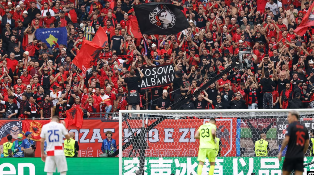 UEFA dënon Shqipërinë me 47,500 euro gjobë për shkak të “mesazheve të papërshtatshme” nga tifozët