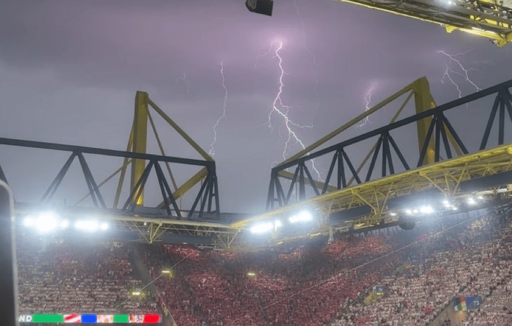 Shtyhet ndeshja mes Gjermanisë dhe Danimarkës për shkak të shiut dhe bubullimave