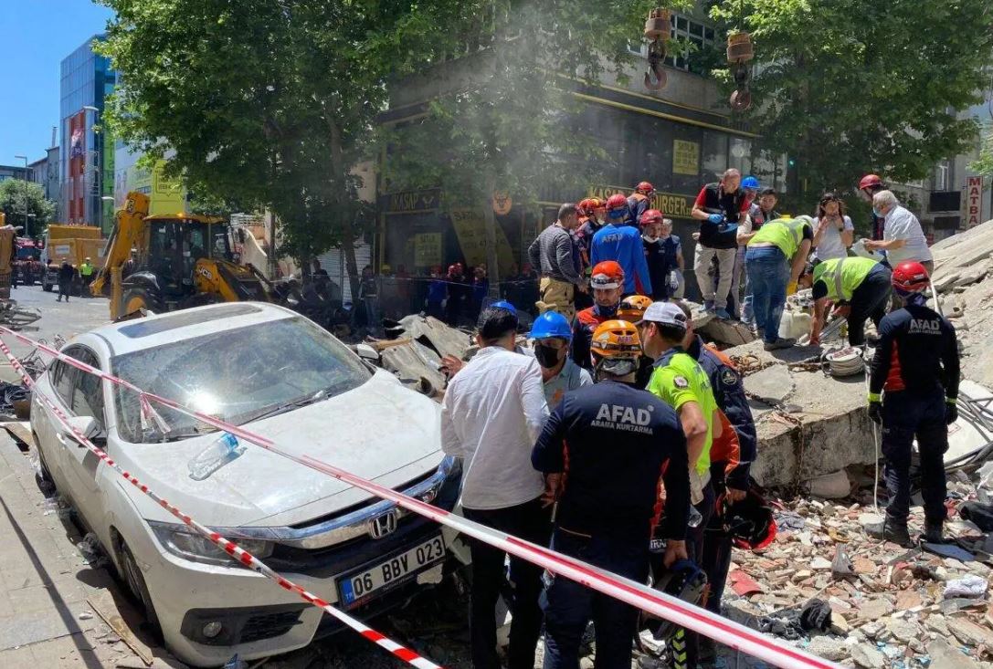 Shembet ndërtesa në Stamboll: Një person ka humbur jetën dhe tetë të tjerë kanë mbetur të lënduar