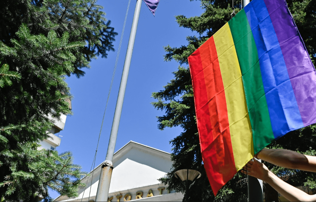 Universiteti i Prishtinës shënon Javën  e Krenarisë duke ngritur flamurin LGBTQI+