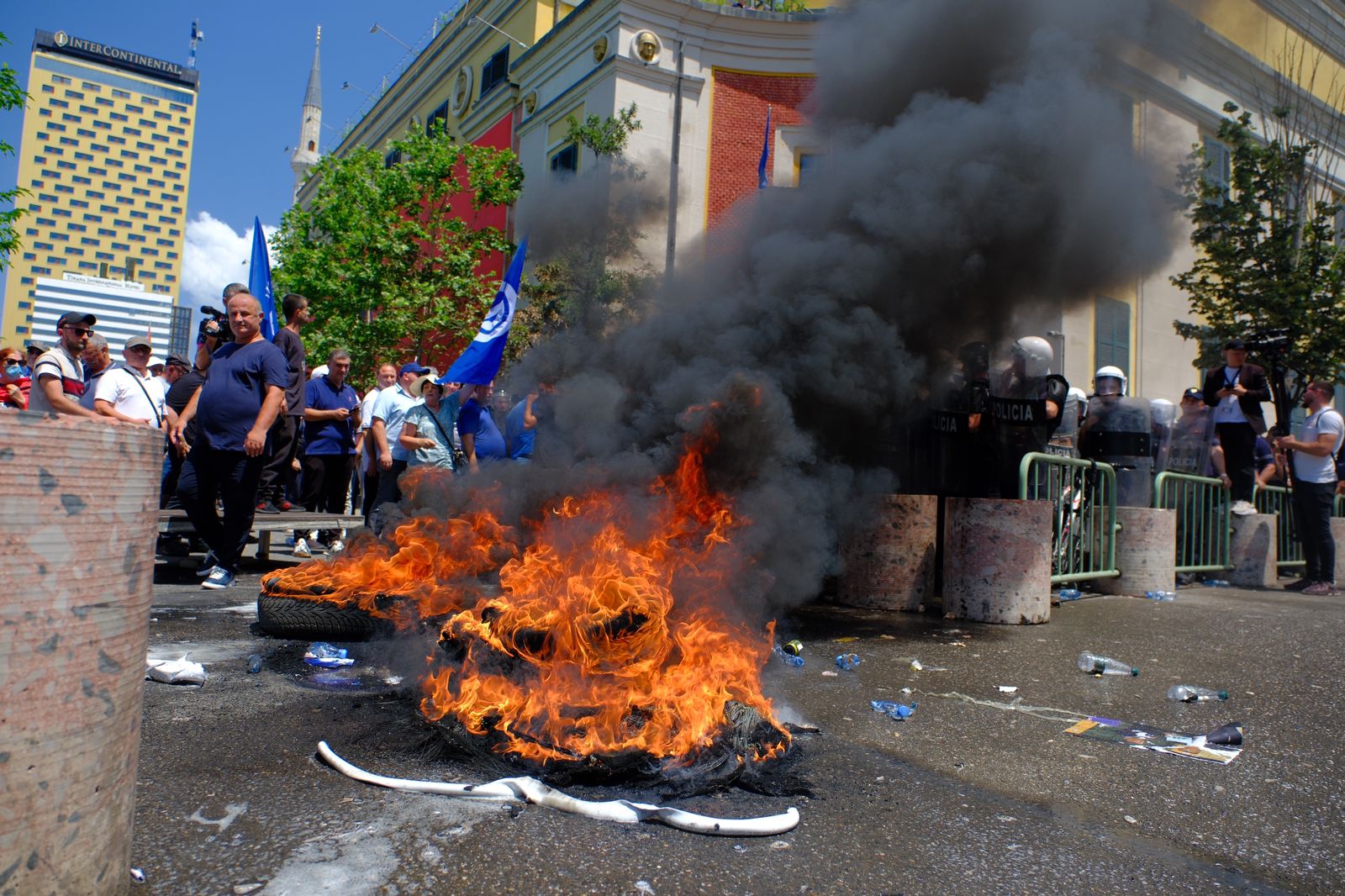 Protesta përpara Bashkisë së Tiranës, protestuesit dogjën gomat
