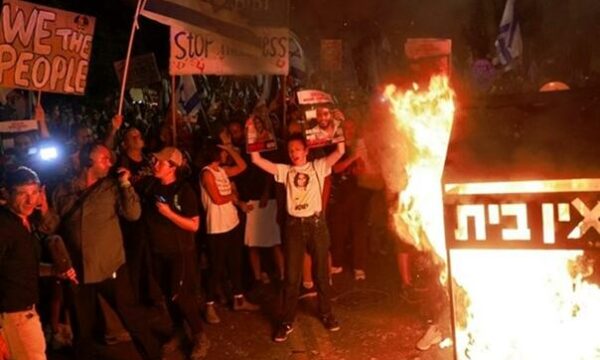 Demonstruesit ndezën zjarr para shtëpisë së Netanyahut