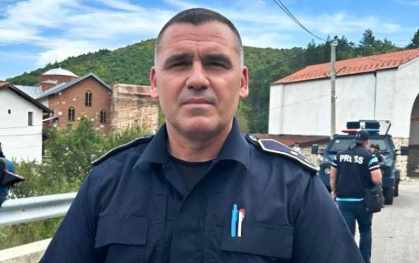 Elshani: Policia është në kërkim të personave që kanë ngjitur posterat me imazhin e Vuçiqit