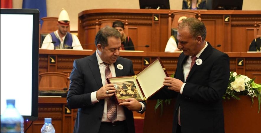 Limaj nderohet në Parlamentin e Shqipërisë, merr mirënjohje për kontributin e dhënë për lirinë e Kosovës