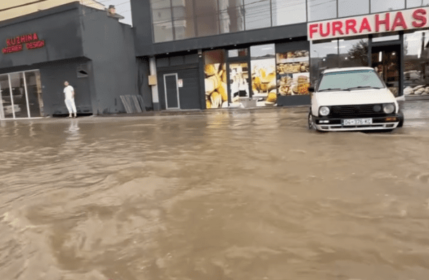 Vërshohet edhe Gjilani – rrugët e qytetit në gjendje të tmerrshme pas reshjeve të shiut