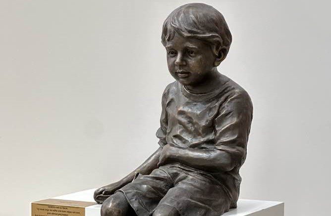 Sot në Skenderaj zbulohet skulptura e 7-vjeçarit, Leotrim Ahmeti