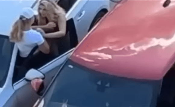 Rrahje masive mes disa femrave në parkingun e një qendre tregtare në Prishtinë – VIDEO
