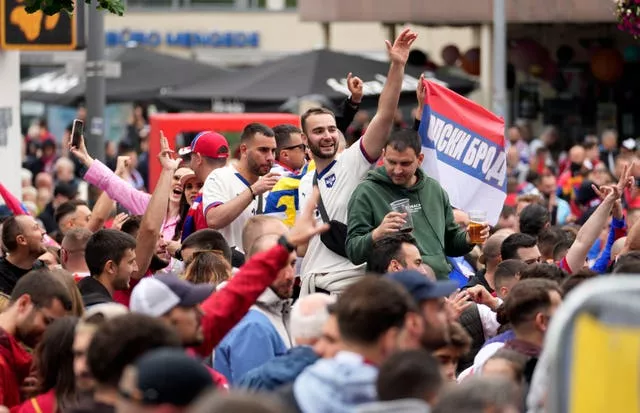 Mediat kroate shkruajnë për përfshirjen e djalit të Vuçiqit në përplasjen e tifozëve