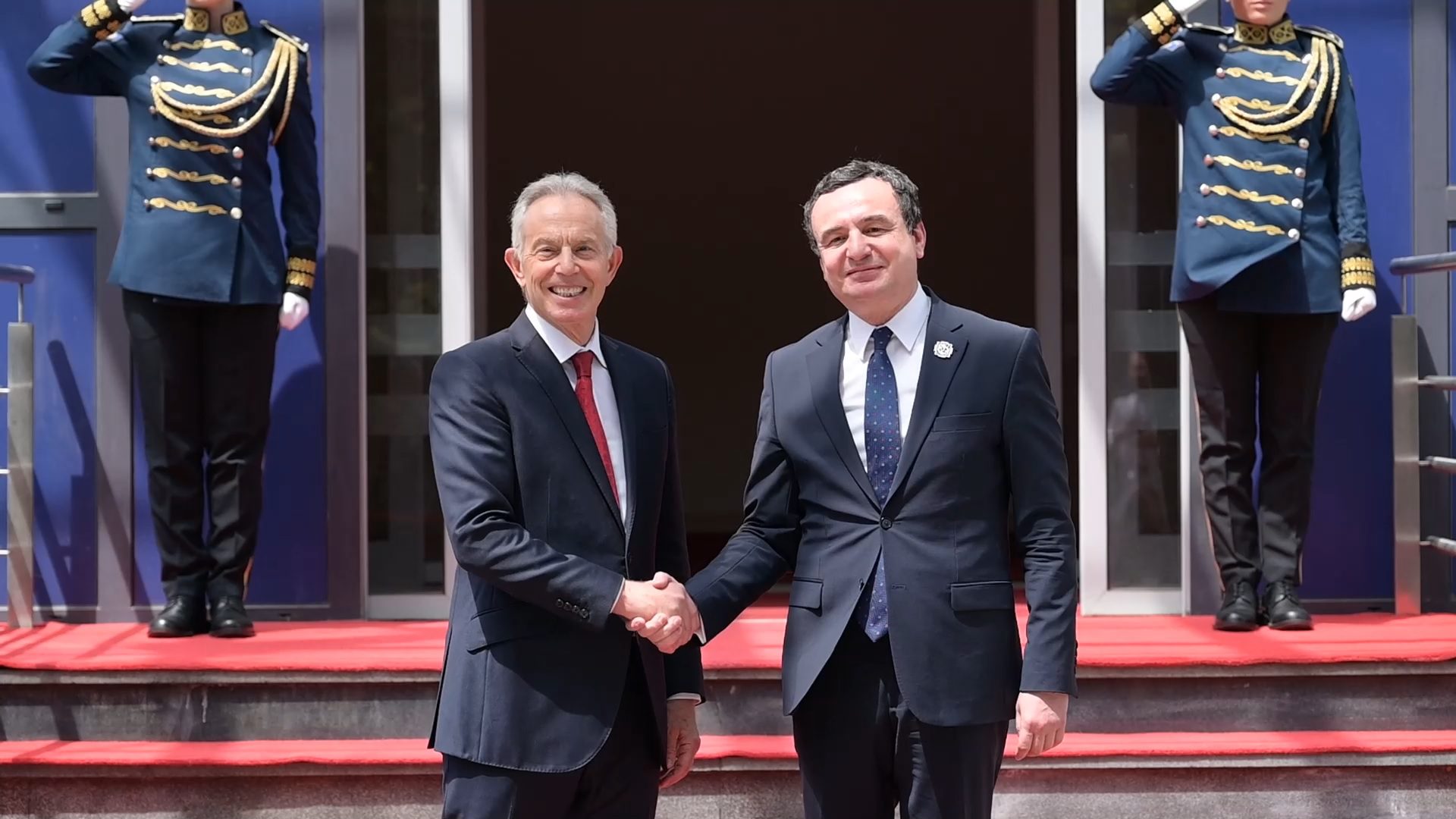 Blair letër Kurtit: Ka qenë nder të vizitoj Kosovën në 25 vjetorin e Çlirimit, mezi pres t’iu takoj sërish