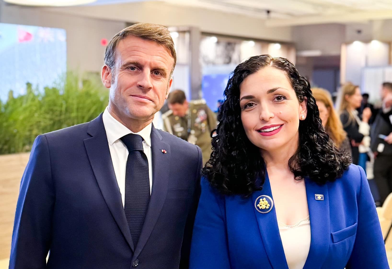 Vjosa Osmani uron presidentin francez: Kosova krenare për partneritetin me Francën