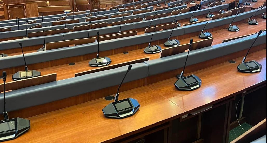 Salla e Kuvendit të Kosovës bëhet me paisje të reja
