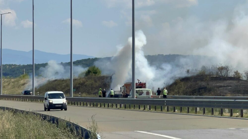 Një veturë përfshihet nga zjarri në autostradën “Ibrahim Rugova”