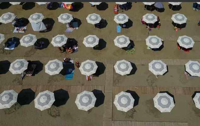 Çadra falas në plazhin publik në Vlorë