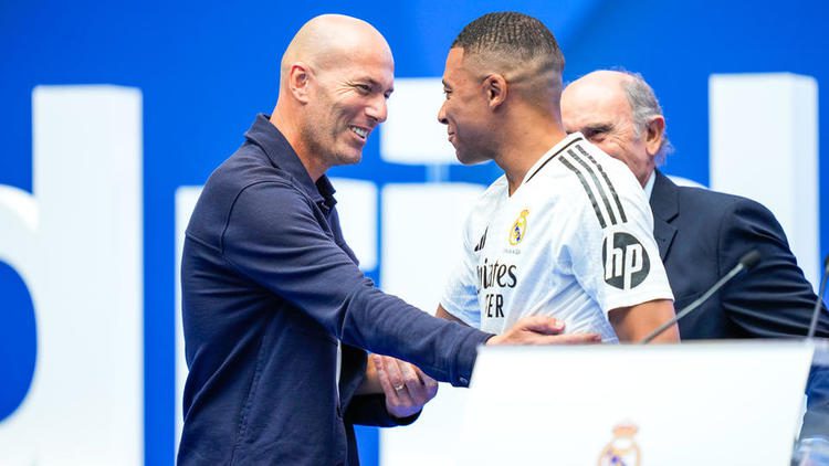 Zidane i pranishëm në prezantimin e Mbappes te Reali
