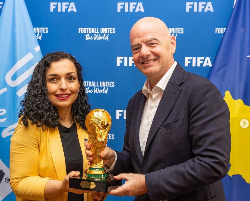 Presidenti i FIFA-s e mirëpret presidenten Osmani në zyren e tij