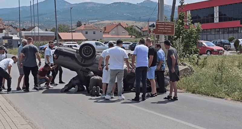 Rrotullohet një veturë në Graçanicë, ende nuk dihet nëse ka të lënduar