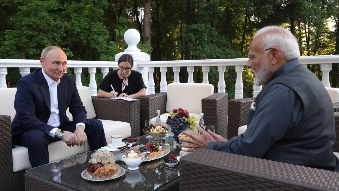 Takimi i kryeministrit indian Modi me Putinin, kritikohet nga Zelensky