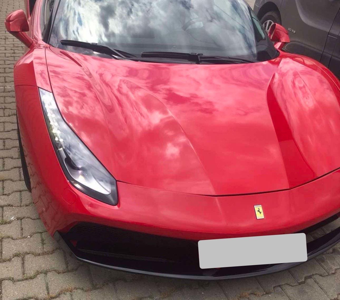 Dogana e konfiskon një Ferrari