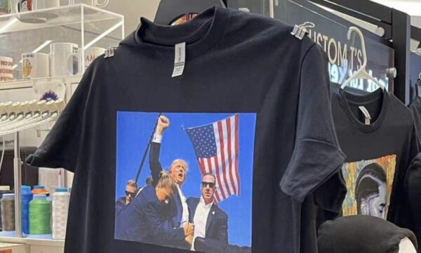 “Shpejtësia e Kinës”, del në shitje bluza me foto të Trumpit menjëherë pas atentatit