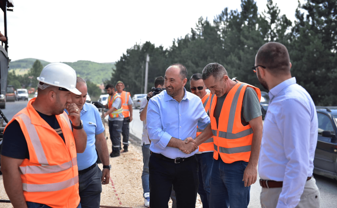 Ministri Aliu: Projektet rrugore po realizohen me ritme të shpejta